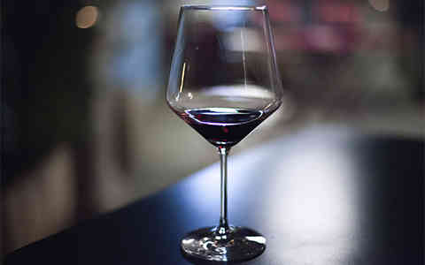 饮用葡萄酒时，必先保护牙齿的小技巧，有哪些方法呢