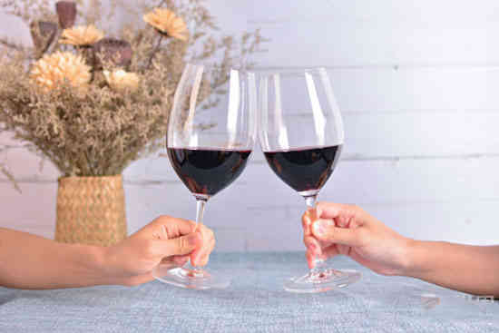 快来看！葡萄酒为什么不能一口咽下去_华体会体育正规网
网