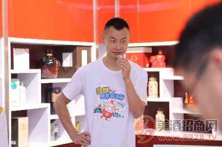 羽坛名将徐晨现身劲牌，赞叹小药材里有大乾坤_华体会体育正规网
网