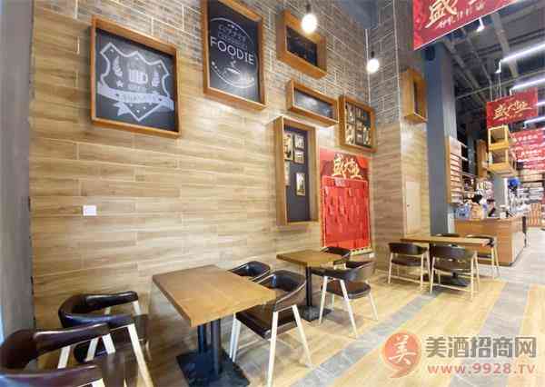 阅读酒水杂志，品尝生啤、咖啡、茶饮、鸡尾酒等特色饮品