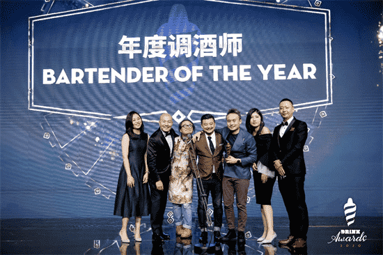 2020饮迷酒吧行业盛典，江小白为年度调酒师颁奖