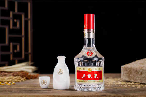 隔空对饮五粮液 穿越千年和美情