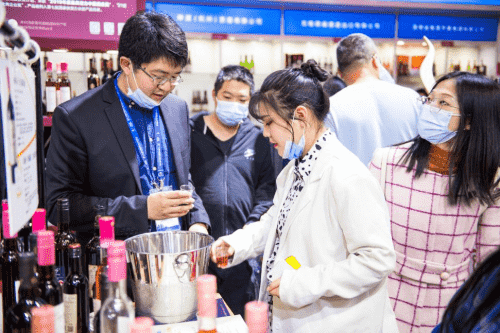 玛迪娜献唱凯仕丽：看酒城泸州的异域风情