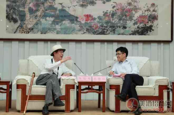 李静仁(右)与杨孙西(左)进行交谈