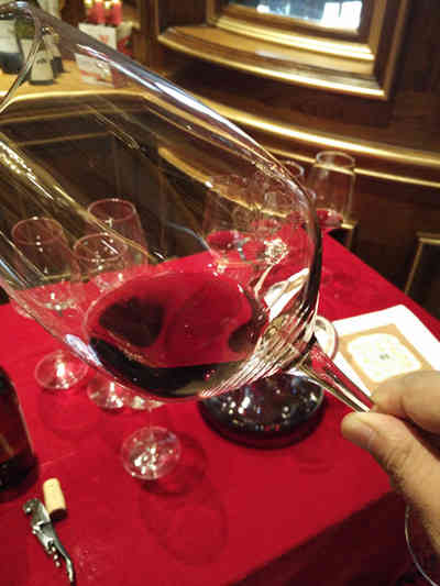 喝红酒都要摇晃酒杯 这其中的真正意义你了解吗？