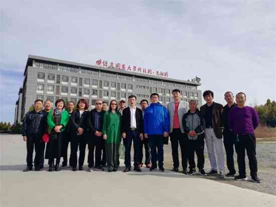 市酒器文化协会举办学习可敬抗疫精神专场报告会