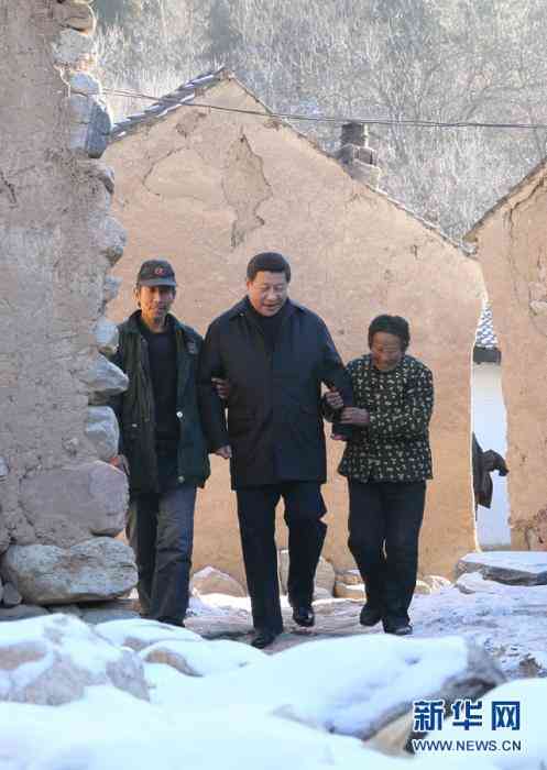 2012年12月30日，习近平来到地处深山的龙泉关镇骆驼湾村，走进困难群众唐宗秀(右)家慰问看望。新华社记者 庞兴雷 摄