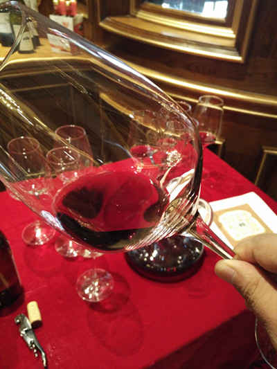 喝红酒都要摇晃酒杯 这其中的真正意义你了解吗？