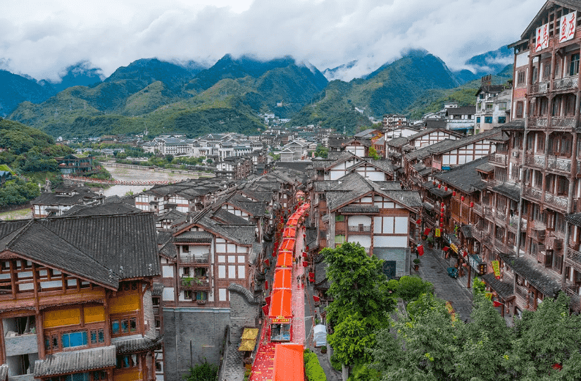 酒王家族为回馈客户精心筹备了三大返厂游