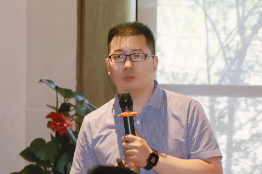 今年上半年西凤酒在市场上又是如何实现“快跑”的？下半年西凤酒营销工作是什么发展战略？