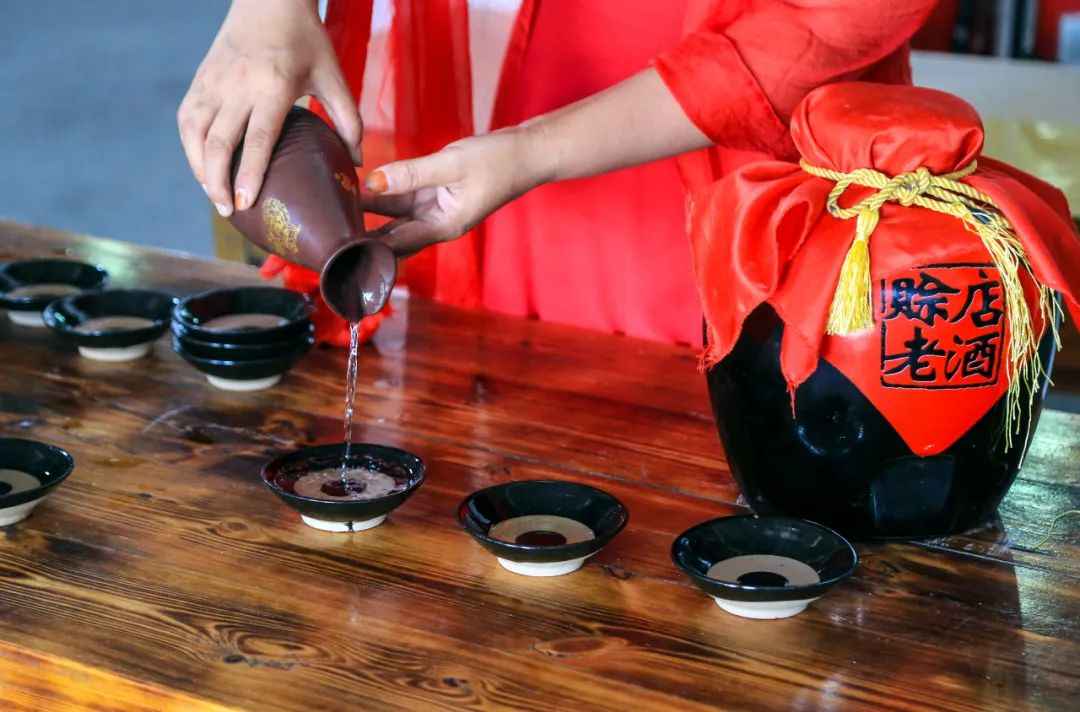 “赊店千年酒乡，源自好水好粮”